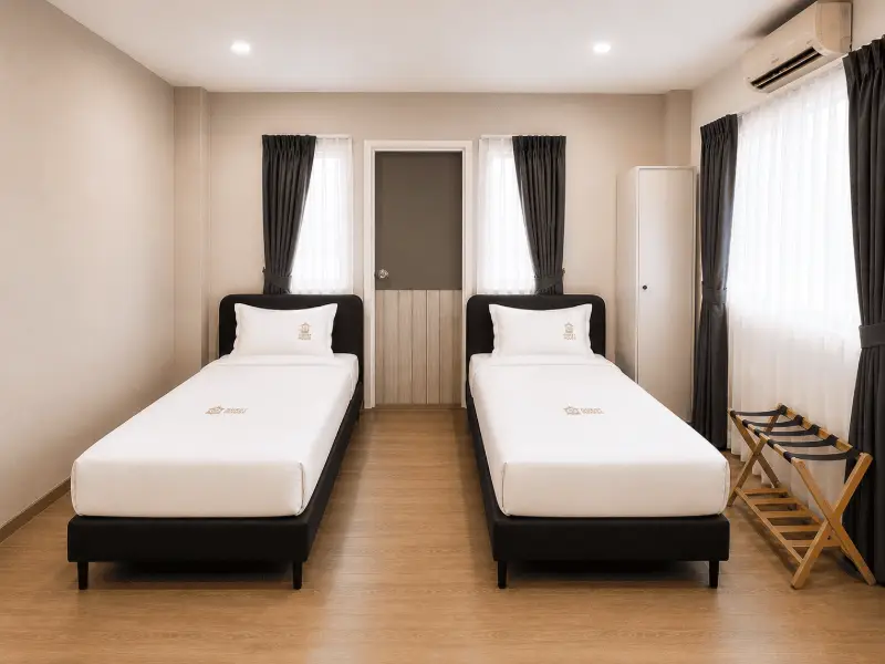 Double Ensuite Room at K2 Guesthouse — photo 4
