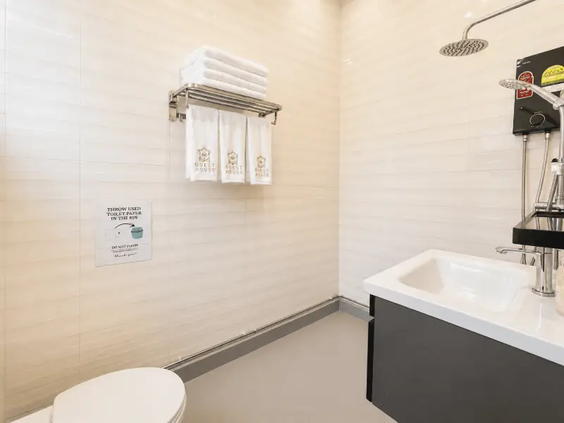Triple Ensuite Room at K2 Guesthouse — photo 4